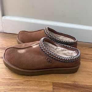 Like New Chestnut Tasman UGG Slippers